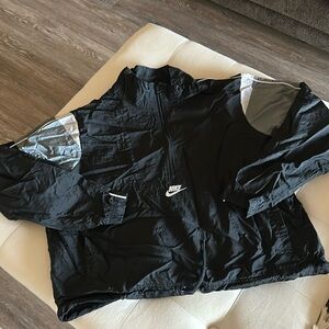 Womens NIKE SPORTSWEAR
Black Nylon Heritage 1/2 Zip Woven Jacket Size Small